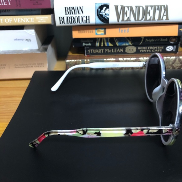 Sunglasses with floral pattern - Picture 2 of 2